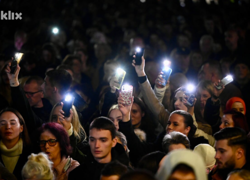 Fotografija 3 - Sarajevo se oprašta od Halida Bešlića: Brojni građani uz suze i pjesmu odaju počast legendarnom pjevaču