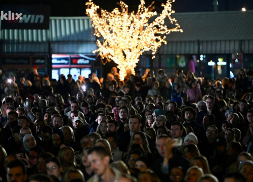 Fotografija 5 - Sarajevo se oprašta od Halida Bešlića: Brojni građani uz suze i pjesmu odaju počast legendarnom pjevaču