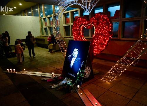 Fotografija 2 - Sarajevo se oprašta od Halida Bešlića: Brojni građani uz suze i pjesmu odaju počast legendarnom pjevaču