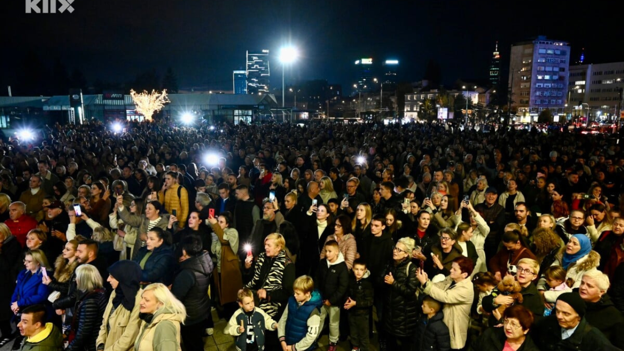 Sarajevo se oprašta od Halida Bešlića: Brojni građani uz suze i pjesmu odaju počast legendarnom pjevaču