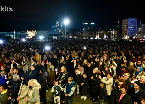 Fotografija 1 - Sarajevo se oprašta od Halida Bešlića: Brojni građani uz suze i pjesmu odaju počast legendarnom pjevaču