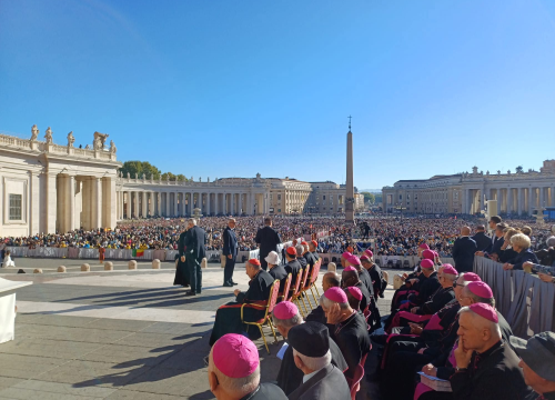 Fotografija 5 - Simbol Šibenika u rukama Pape: Biskup Rogić darovao šibensku kapu Lavu XIV.