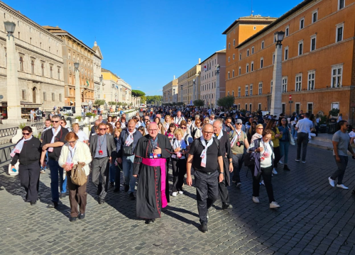 Fotografija 3 - Simbol Šibenika u rukama Pape: Biskup Rogić darovao šibensku kapu Lavu XIV.