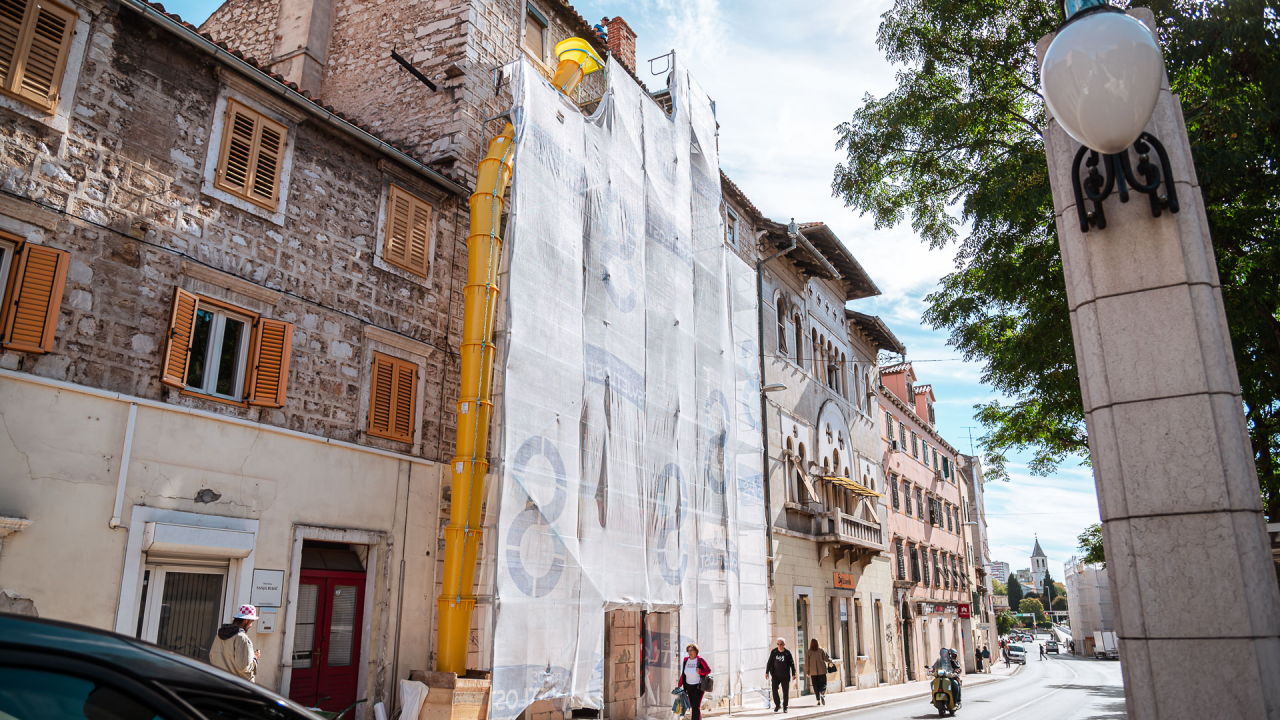 Briga za javnu sigurnost u Šibeniku: Uklanjaju se dotrajali dimnjaci sa zgrade u Zvonimirovoj