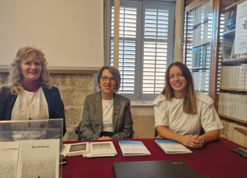 Fotografija 2 - Šibenska gradska knjižnica u Splitu predstavila radove Maje Gulin i Aljoše Vukovića