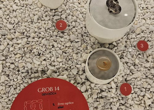 Fotografija 7 - Otvorena izložba 'Et post mortem vita' u kninskom muzeju