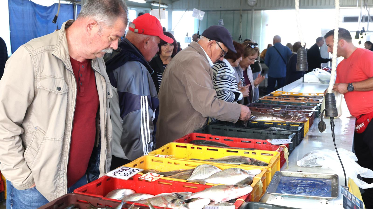 Ni ovog petka nije podbacila ponuda na šibenskoj peškariji