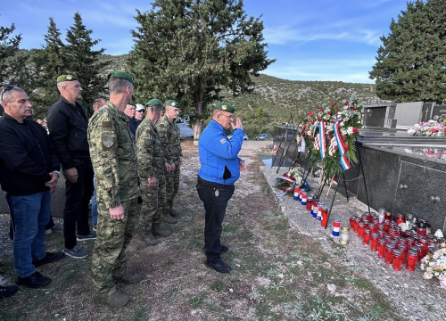 Fotografija 6 - Obilježena 30. godišnjica pogibije branitelja Tonija Višnjića u Danilo Birnju