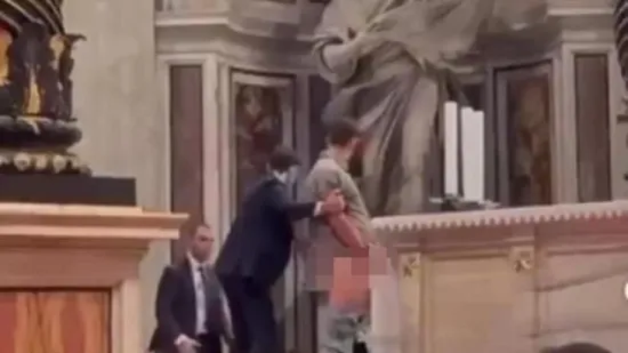 Nezapamćeni skandal u Vatikanu: Skinuo hlače i urinirao po oltaru usred mise. 'Papa je šokiran'