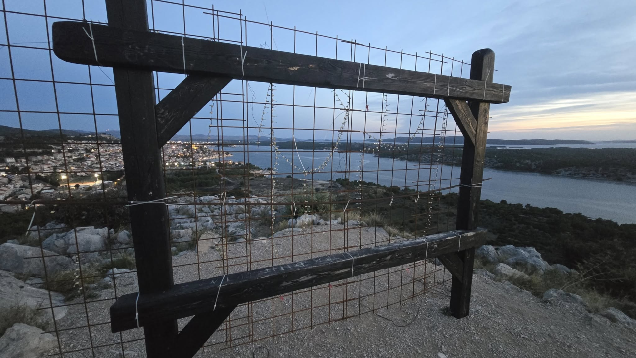 Panoramski pogled kroz rešetke: Popularni foto okvir na Smričnjaku postao neupotrebljiv