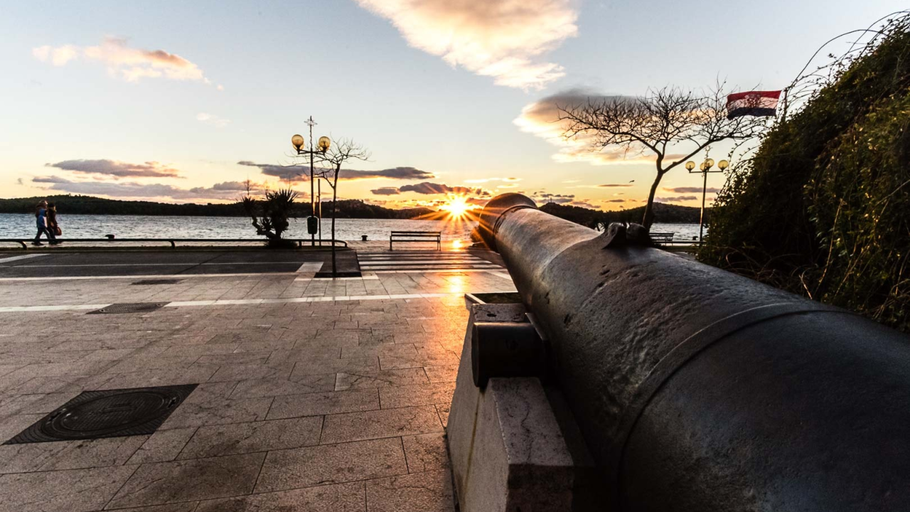 Sunčano uz umjerenu buru