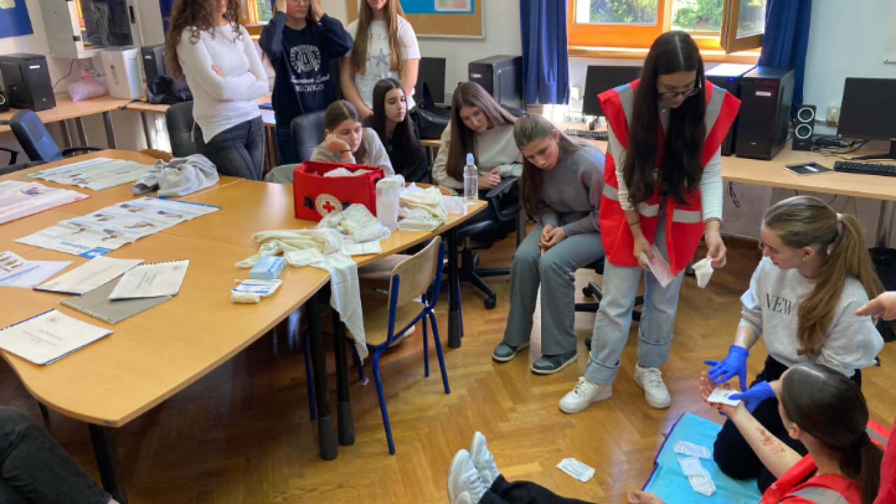Drniške srednjoškolke učile o zdravim navikama i prvoj pomoći