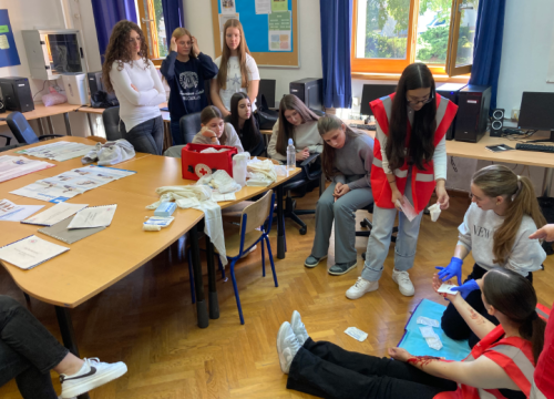 Drniške srednjoškolke učile o zdravim navikama i prvoj pomoći