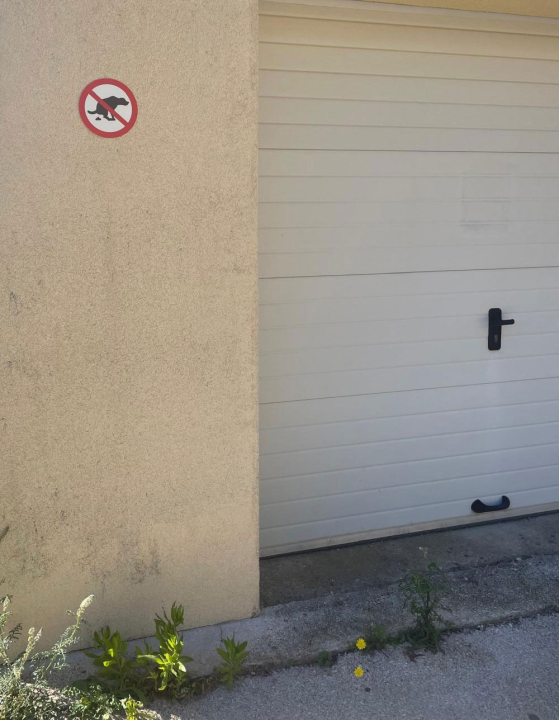 Stanari Jamnjaka ogorčeni: 'Naša ulica pretvorena je u pseći toalet'