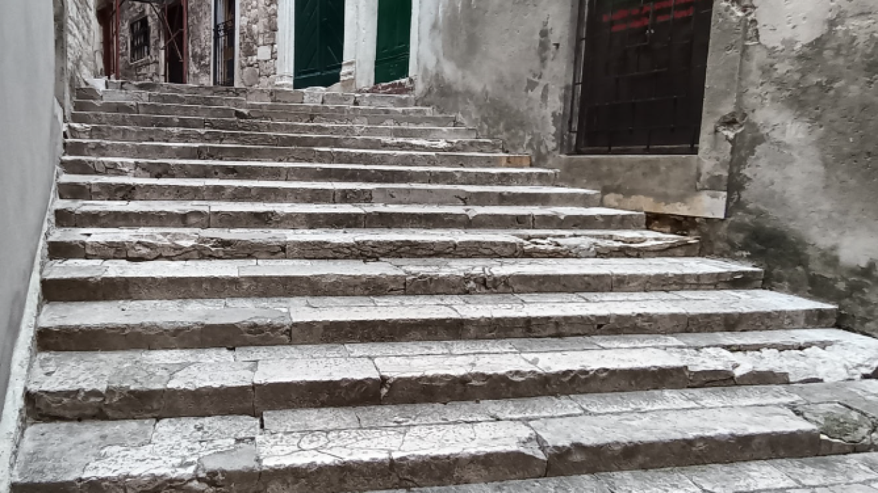 Zamjena ploča, postavljanje novih stepenica, rubnjaci.. Stepenice Jurja Barakovića uskoro u punom sjaju