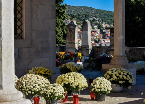 Odluka Vlade: Na blagdan Svih svetih radit će trgovine s prigodnim proizvodima