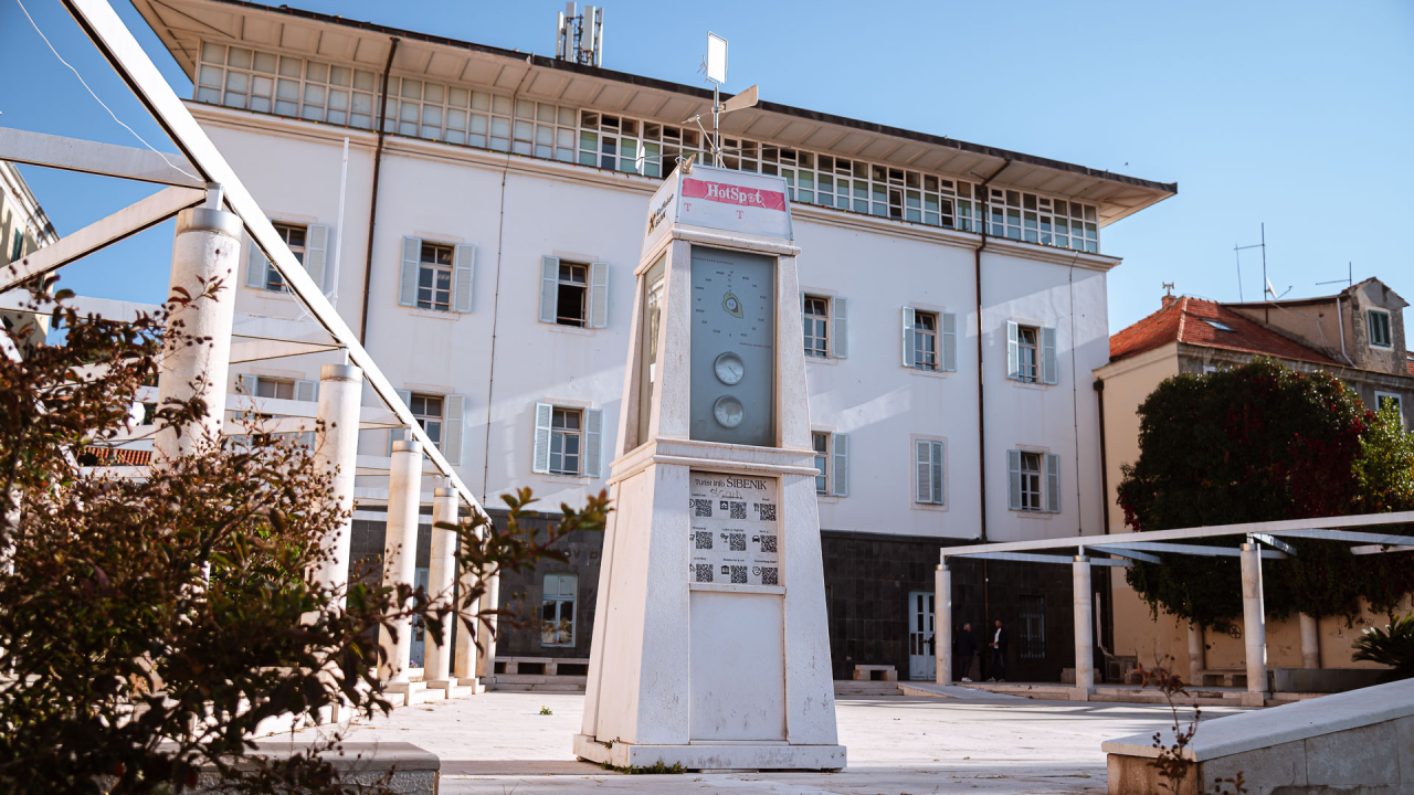 'Toranj' ispred Gradske uprave umjesto pružanja informacija vodi u svijet poroka