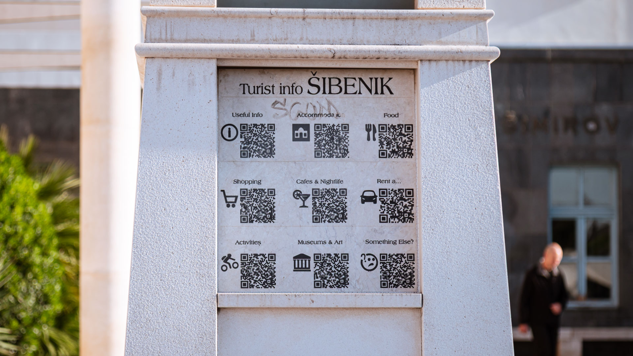 'Toranj' ispred Gradske uprave umjesto pružanja informacija vodi u svijet poroka