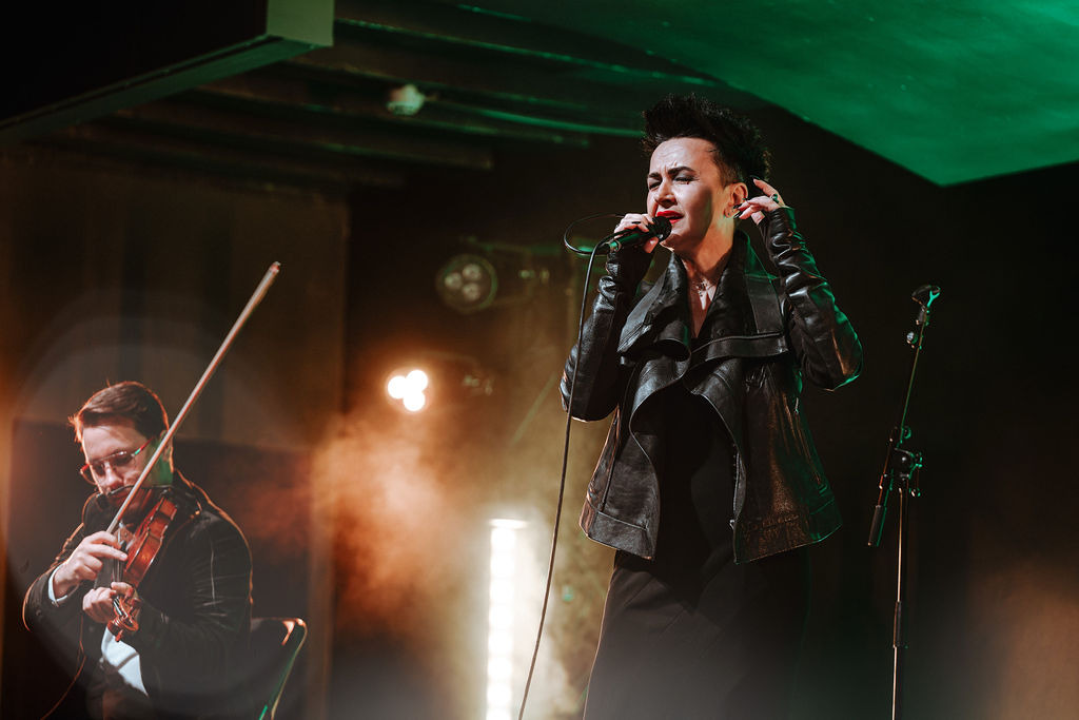 Amira Medunjanin otvorila novu sezonu u Kući umjetnosti Arsen, publika ju nagradila dugotrajnim pljeskom