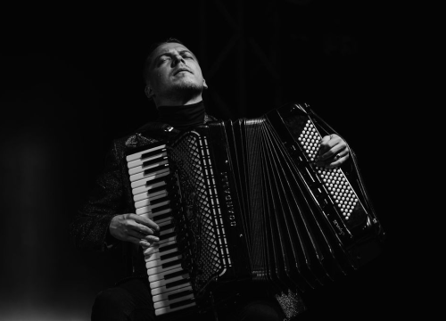 Fotografija 12 - Amira Medunjanin otvorila novu sezonu u Kući umjetnosti Arsen, publika ju nagradila dugotrajnim pljeskom