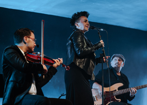 Fotografija 10 - Amira Medunjanin otvorila novu sezonu u Kući umjetnosti Arsen, publika ju nagradila dugotrajnim pljeskom