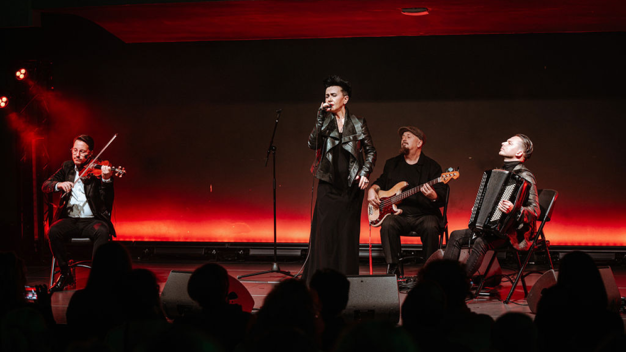 Amira Medunjanin otvorila novu sezonu u Kući umjetnosti Arsen, publika ju nagradila dugotrajnim pljeskom