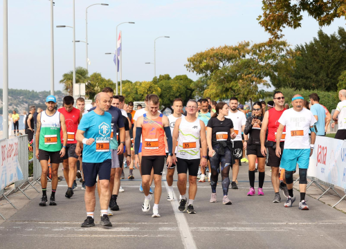 Fotografija 2 - Šibenik trčao u čast Dražena Petrovića: Deseto izdanje ‘Šibenskih deset’ i ‘Draženove četvorke’ okupilo brojne trkače