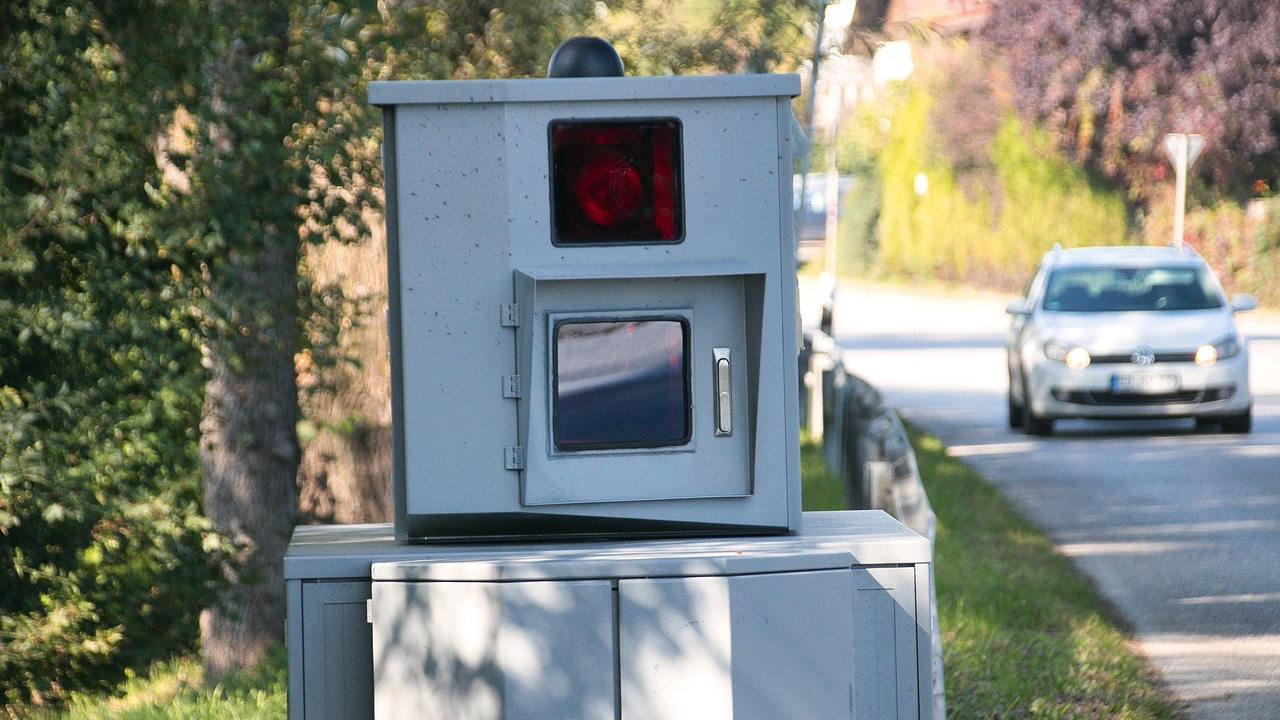 Snimljen u prometu pa izgubio razum: Razbio kameru i sad će platiti ogromnu kaznu!