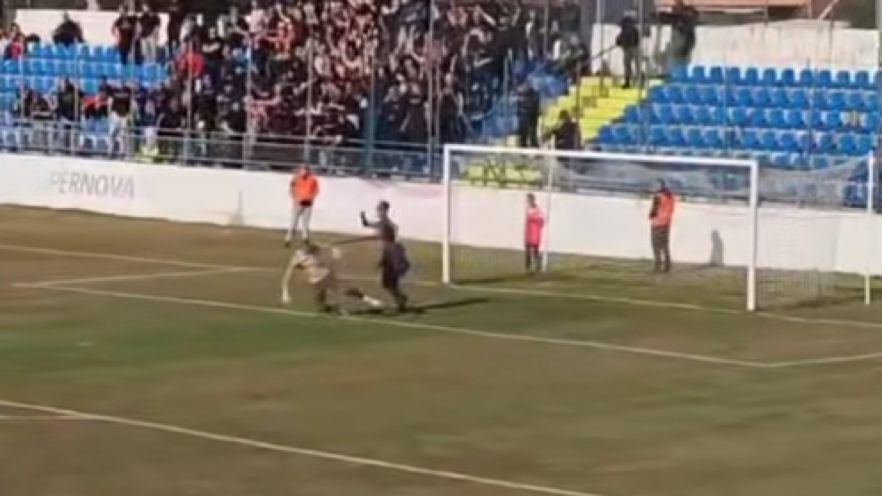 Navijač Zadra upao u teren i krenuo prema Funcutima, na tom putu udario golmana Šibenika