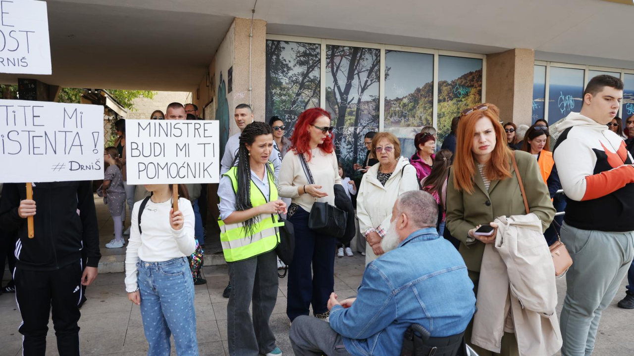 Poruka s prosvjeda u Šibeniku: 'Djeci je pomoćnik u nastavi i prijatelj i oslonac i njegov glas'