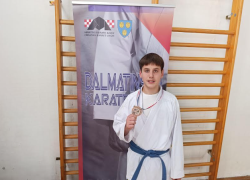 Fotografija 8 - FOTO Karateke Šibenika 1066 u Kaštelima potvrdile odličnu formu uoči državnog prvenstva