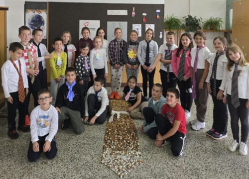 Povodom Svjetskog dana kravate mali Drinovčani napravili jednu dvometarsku od perlica