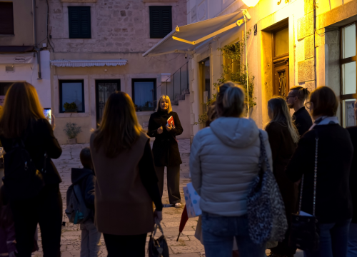 'Odrasli čitaju naglas': Održana noćna šetnja Šibenikom uz prozu i poeziju