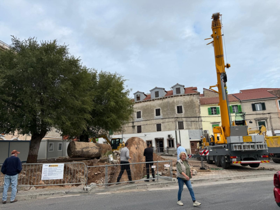 Ispod Vanjskog otkriveni i uklonjeni spremnici goriva stare benzinske pumpe