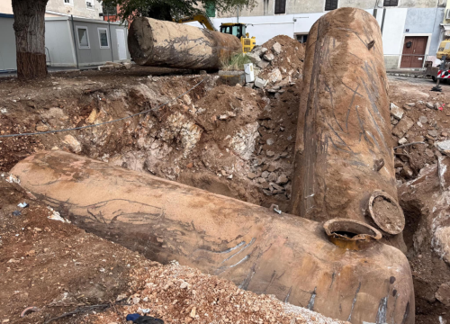 Fotografija 6 - Ispod Vanjskog otkriveni i uklonjeni spremnici goriva stare benzinske pumpe