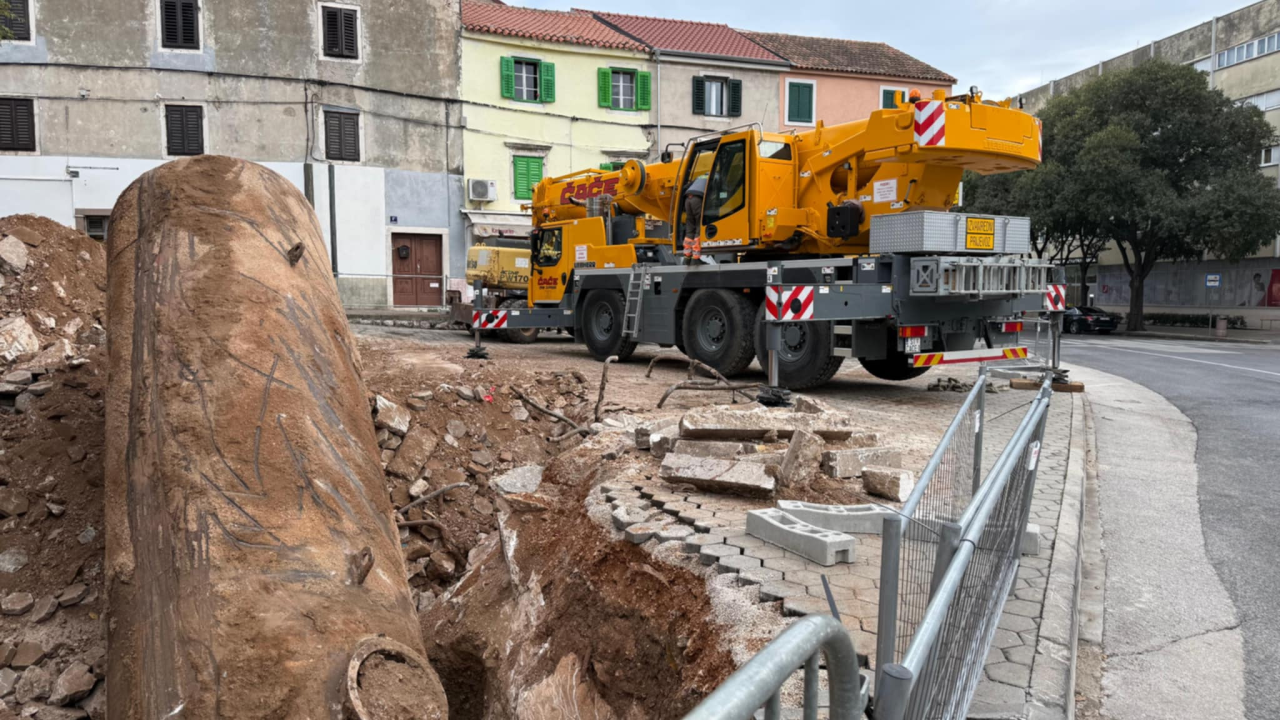 Ispod Vanjskog otkriveni i uklonjeni spremnici goriva stare benzinske pumpe