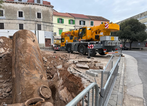 Ispod Vanjskog otkriveni i uklonjeni spremnici goriva stare benzinske pumpe