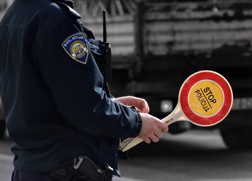 U Šibeniku vozio kamion pod utjecajem alkohola, bez dozvole. Uhićen, pa pušten na slobodu