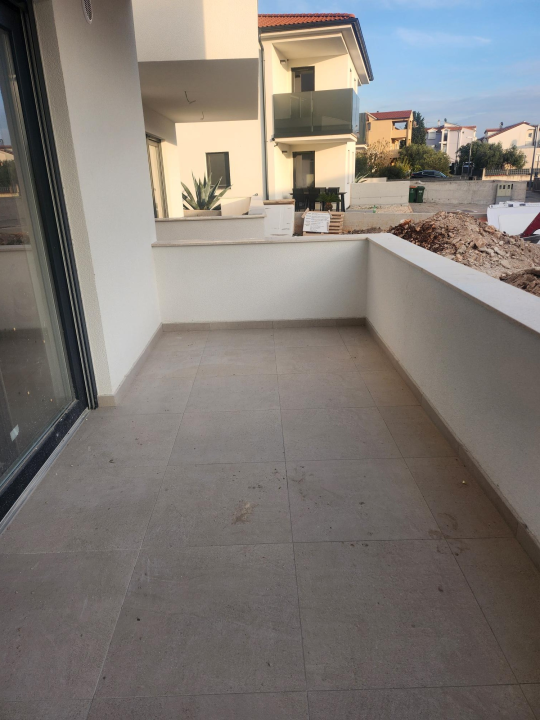 Prodaje se moderan stan s vrtom u Vodicama – novogradnja u mirnoj ulici blizu centra!