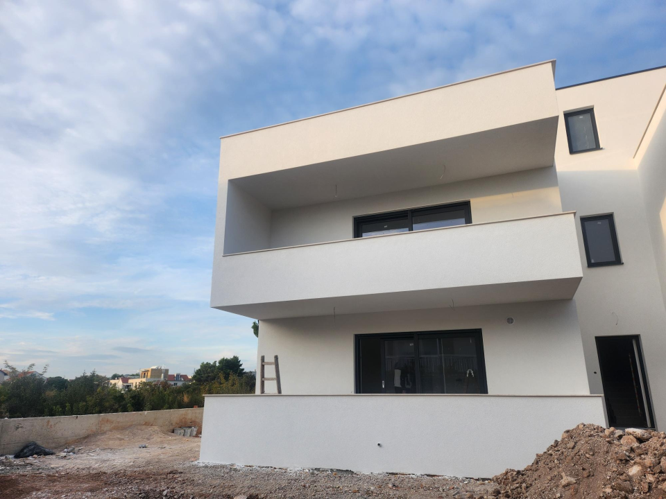 Prodaje se moderan stan s vrtom u Vodicama – novogradnja u mirnoj ulici blizu centra!