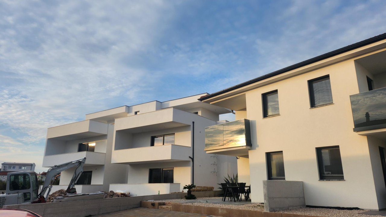 Prodaje se moderan stan s vrtom u Vodicama – novogradnja u mirnoj ulici blizu centra!