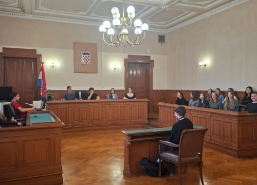 Fotografija 11 - Gimnazijalci na sudu u Šibeniku: Izvannastavna aktivnost povodom Europskog dana pravosuđa