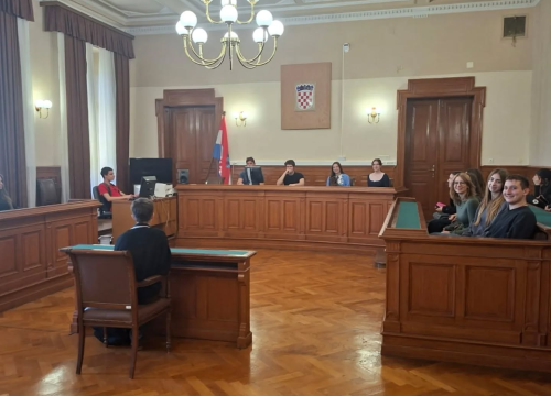 Fotografija 3 - Gimnazijalci na sudu u Šibeniku: Izvannastavna aktivnost povodom Europskog dana pravosuđa