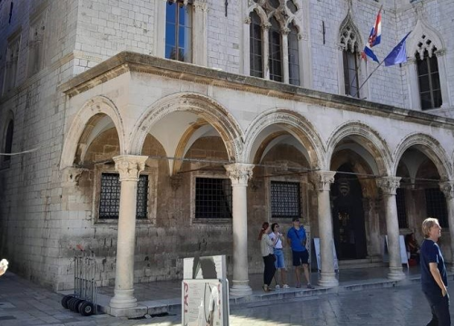 Don Oleg Petrović: 'Često se navodi da je Šibenik imao jednu od prvih javnih škola, ali to je ipak bio Dubrovnik'