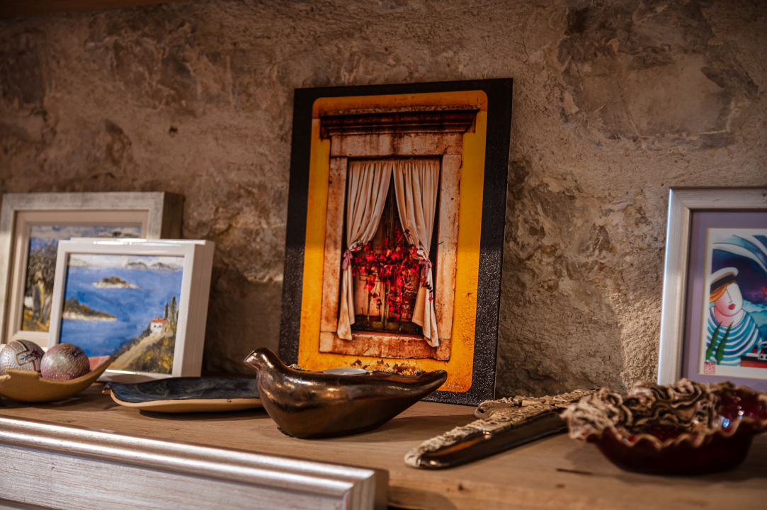 FOTO Modni raj u Šibeniku: Otkrijte ekskluzivne kolekcije hrvatskih dizajnera u Galeriji Juraj Dalmatinac!