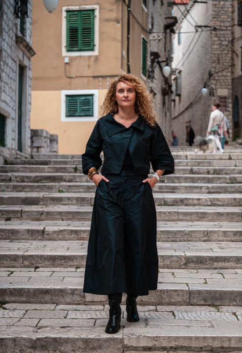 FOTO Modni raj u Šibeniku: Otkrijte ekskluzivne kolekcije hrvatskih dizajnera u Galeriji Juraj Dalmatinac!