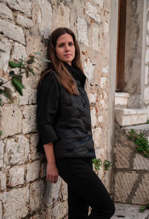 FOTO Modni raj u Šibeniku: Otkrijte ekskluzivne kolekcije hrvatskih dizajnera u Galeriji Juraj Dalmatinac!