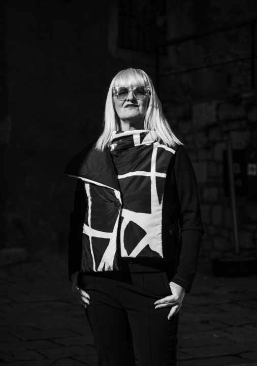 FOTO Modni raj u Šibeniku: Otkrijte ekskluzivne kolekcije hrvatskih dizajnera u Galeriji Juraj Dalmatinac!