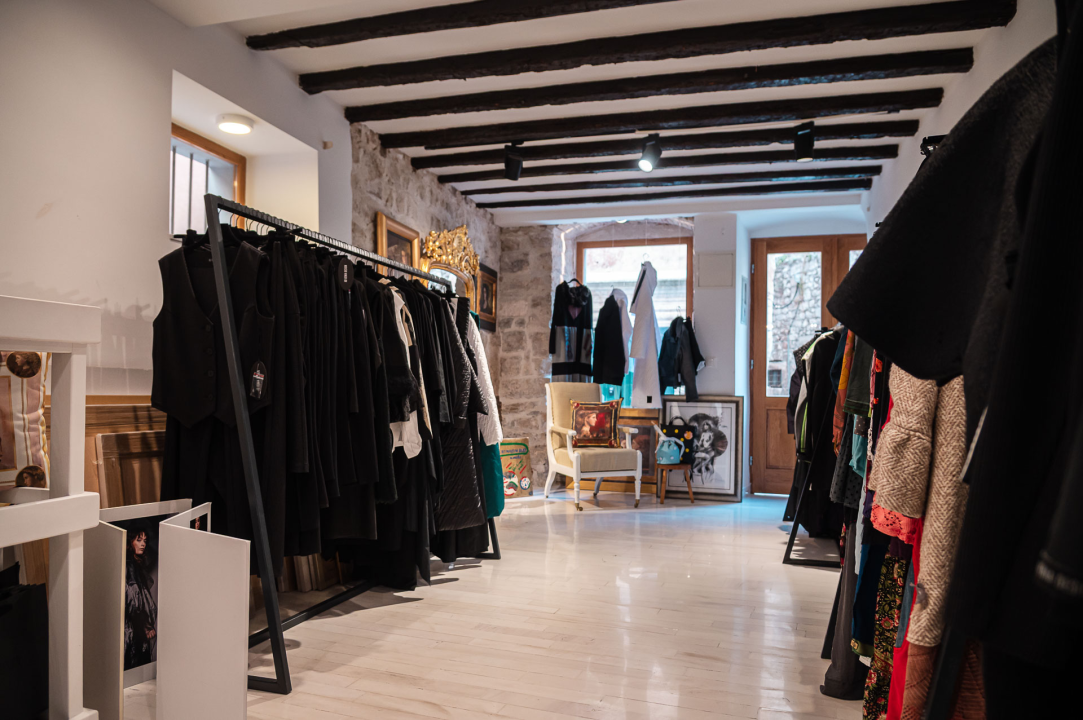 FOTO Modni raj u Šibeniku: Otkrijte ekskluzivne kolekcije hrvatskih dizajnera u Galeriji Juraj Dalmatinac!