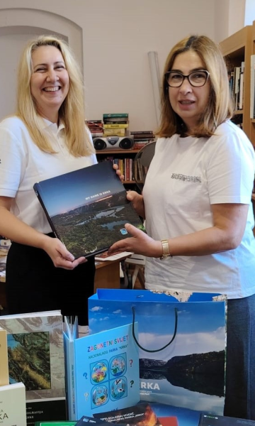 Povodom Mjeseca hrvatske knjige NP Krka donirala svoja izdanja skradinskoj knjižnici